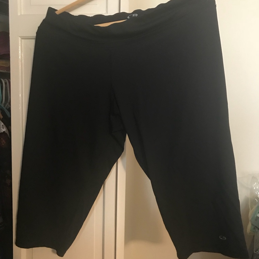 EUC Black Capri length athletic pants, xxl